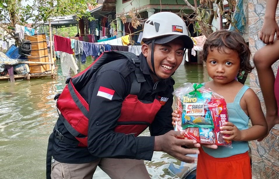 Siaga Peduli menyalurkan Paket Makanan Tambahan Untuk Adik-Adik Penyintas Banjir, Demak