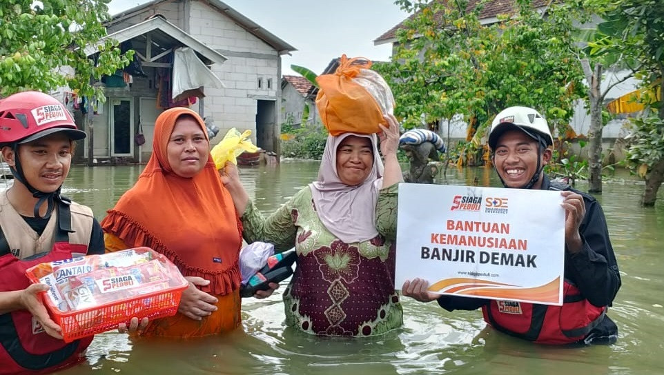 Siaga Peduli membagian Hygien Kit untuk warga terdampak banjir di Desa Kedung Banteng, Kec. Karanganyar, Demak.