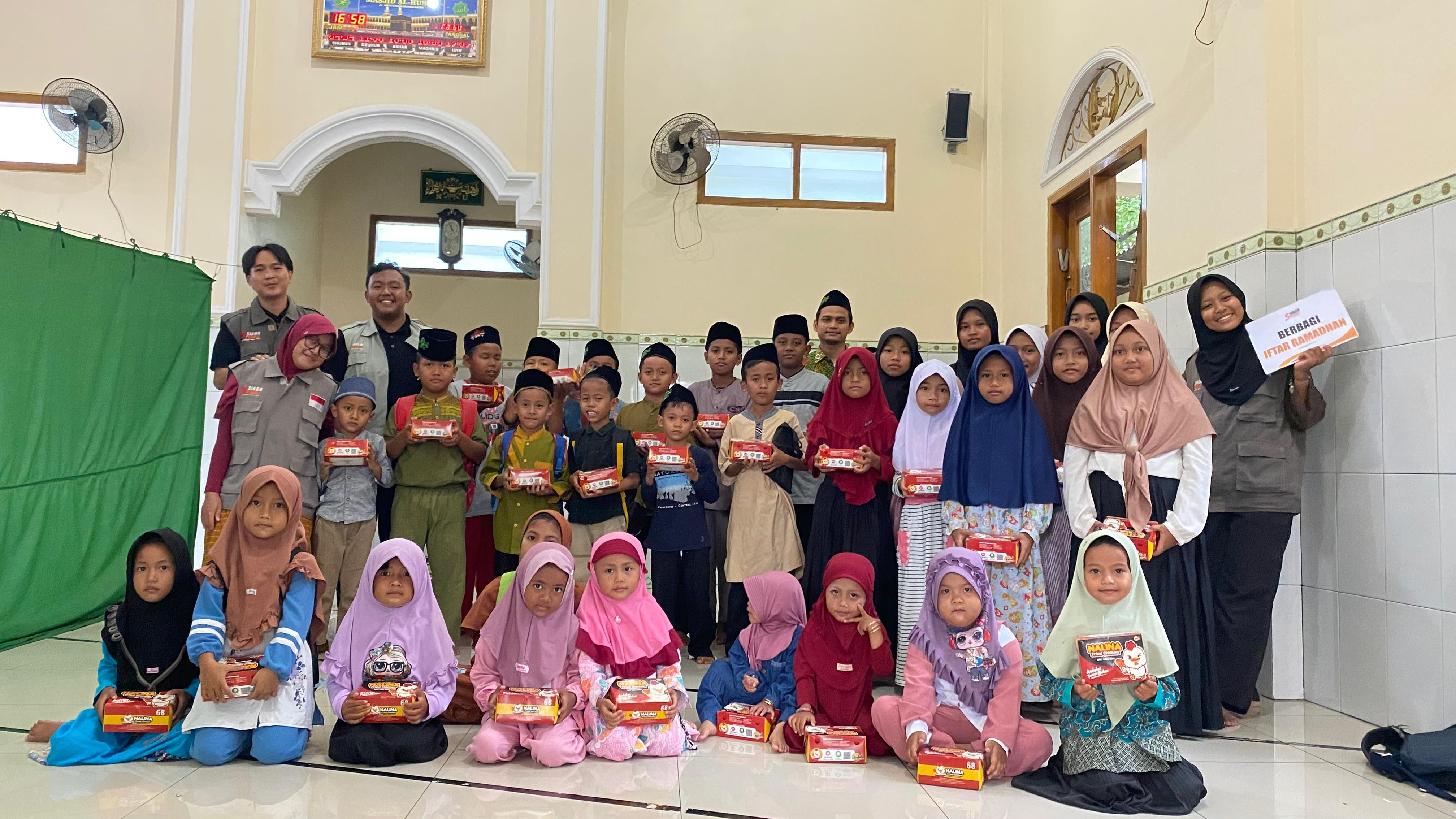 Siaga Peduli kembali berbagi makanan berbuka untuk adik-adik santri TPQ Al Husna dan TPQ Al Ikhsan Karangkandri, Kesugihan, Cilacap.