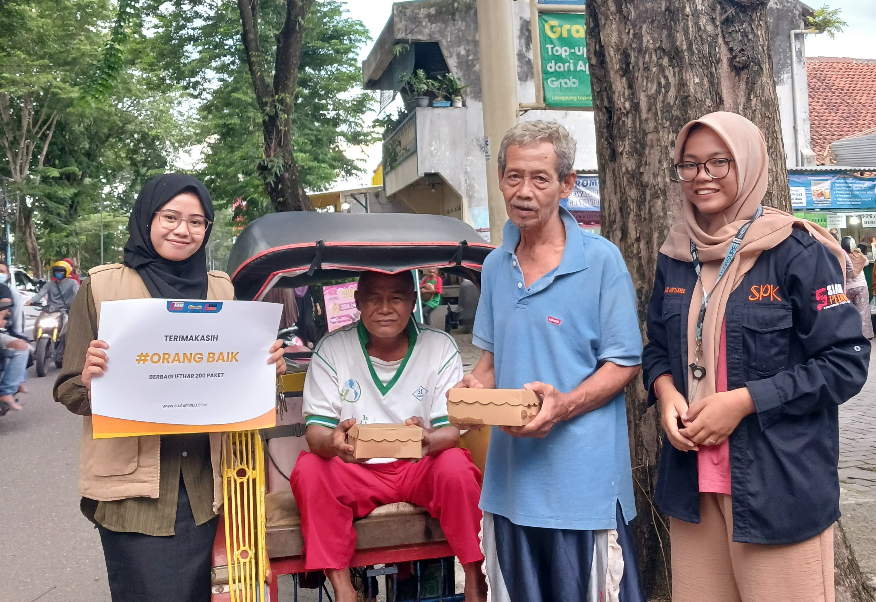 Siaga Peduli Kebumen membagikan paket takjil dan iftar di area Kota Kebumen untuk pejuang nafkah