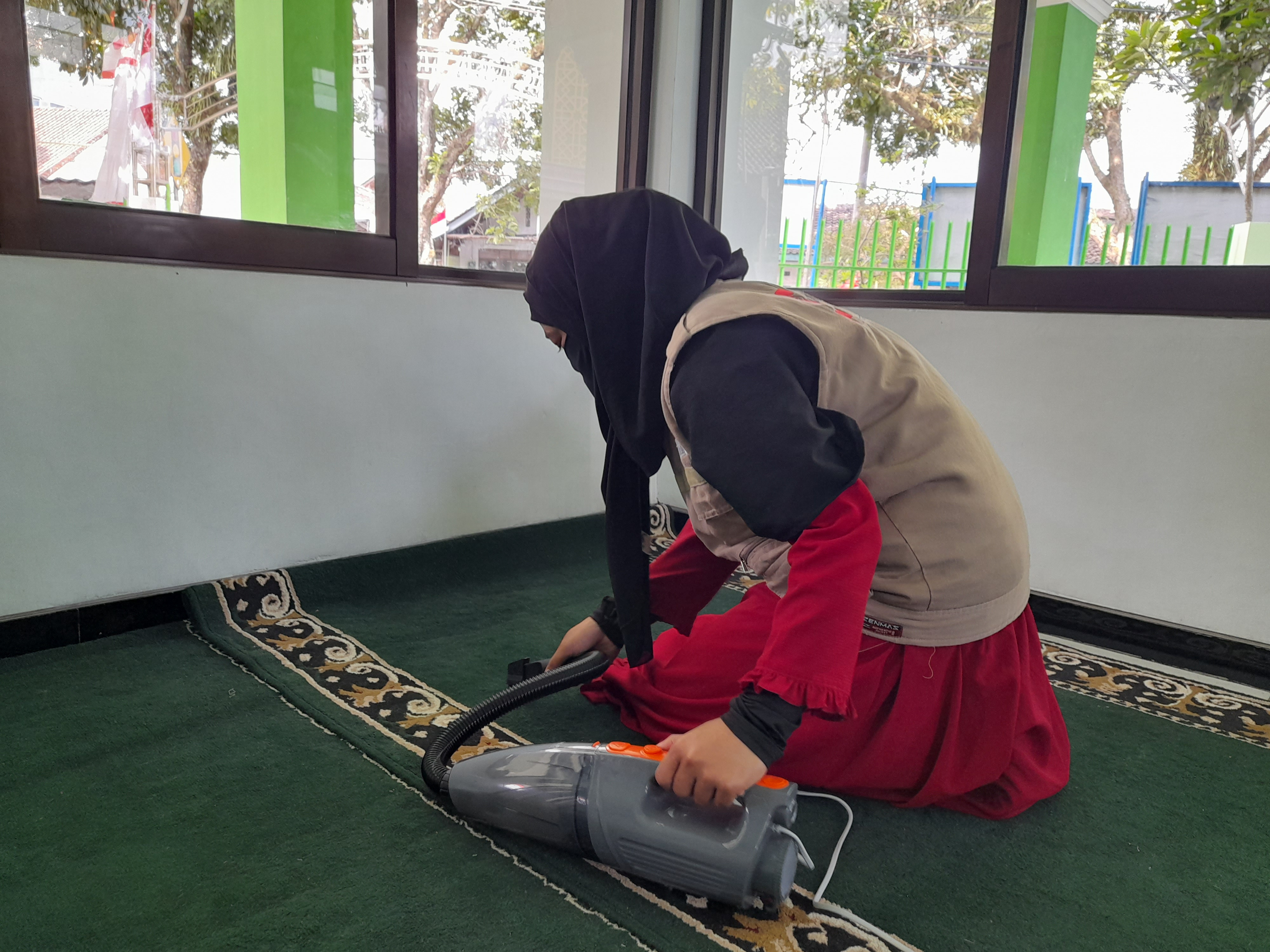 Siaga Peduli Temanggung bergotong-royong membersihkan Masjid Al-Ashr, Temanggung