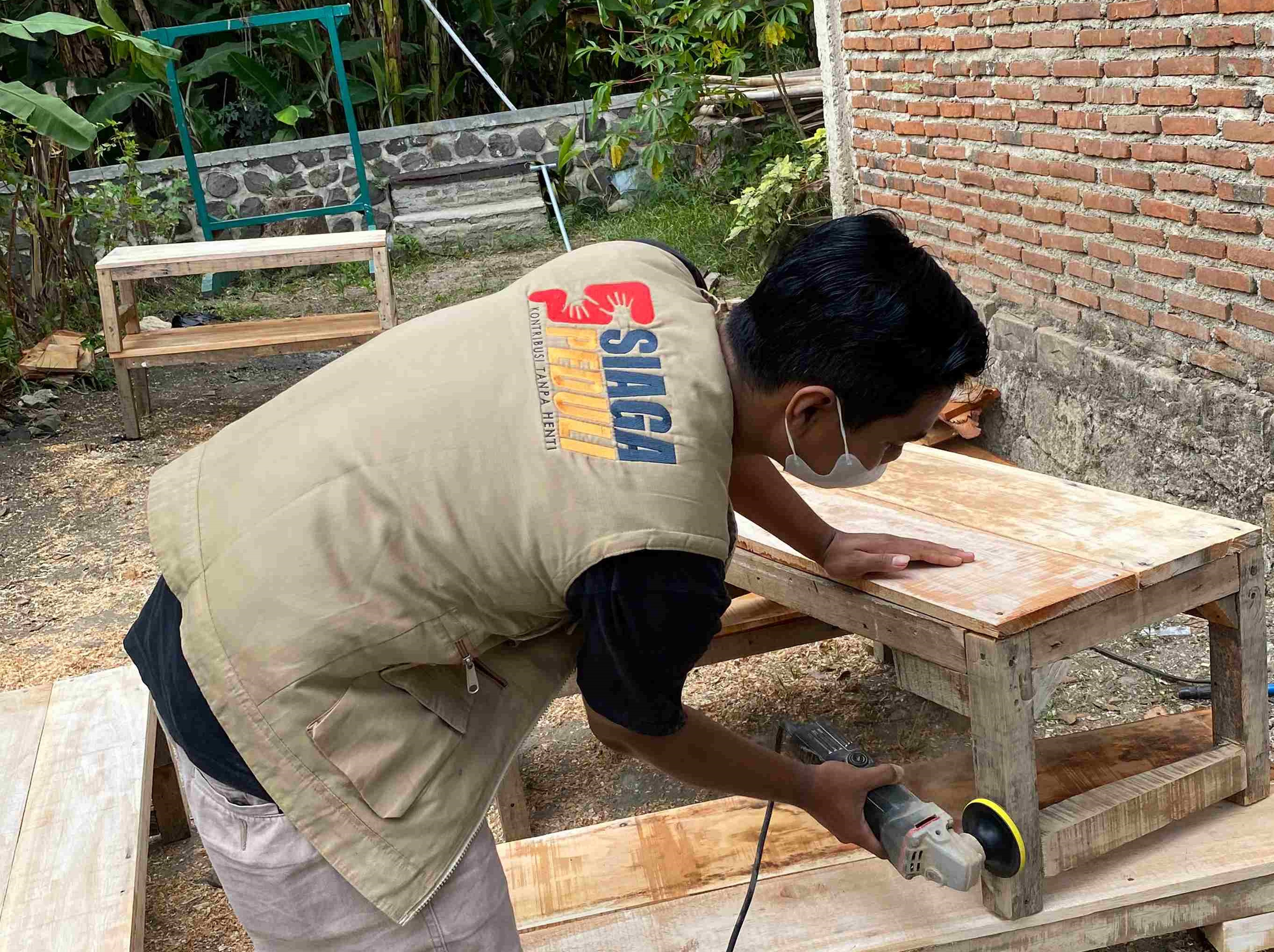 Siaga Peduli Membuat dan Salurkan Meja Belajar untuk Santri TPQ AR-RIDWAN